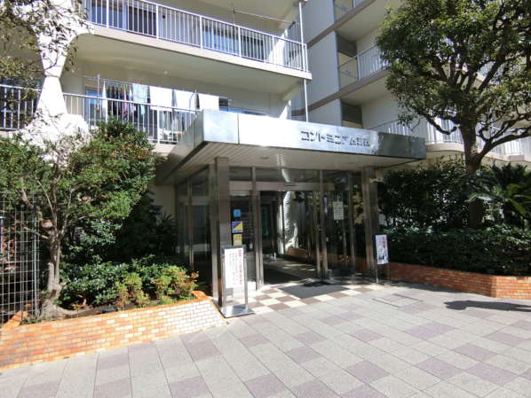 コンドミニアム葛西外観・共用部3｜これほどの大規模にしてはこじんまりしている感もありますが、華美でなくていいかもしれません。植栽はていねいに管理され、清掃もしっかりされて、管理体制は良好な様子がうかがえます。