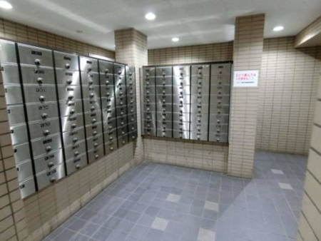 ファミール亀有弐番館外観共用部19｜玄関ホールの郵便受けはオートロックの内外で分かれた分離型です。