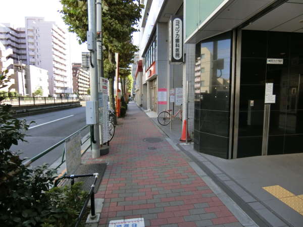 千代田マンションアプローチ2｜出口の一つは環七に面してしており、出て右です。