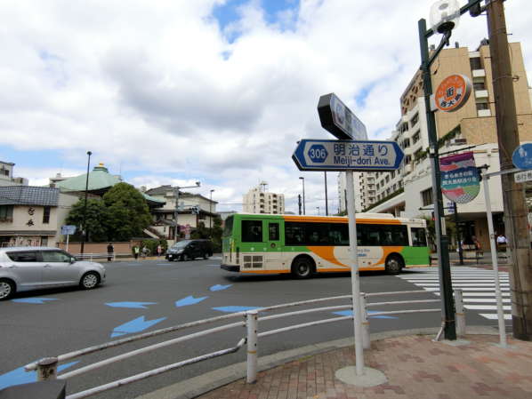 コスモ西大島ロイヤルフォルムアプローチ1｜駅の出口は「新大橋通り」に面しています。駅のすぐそばには、さらに「明治通り」があります。明治通りを南下します。