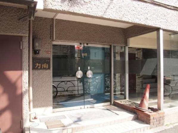 エントランスには宅配ボックスがあるので、不在時に荷物の受け取りができて便利です。