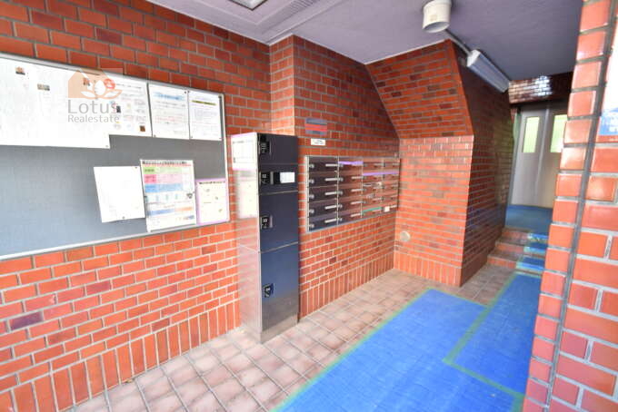 住建第６ハイプレースエントランス2｜小さいながら宅配ロッカーが設置されていました。
