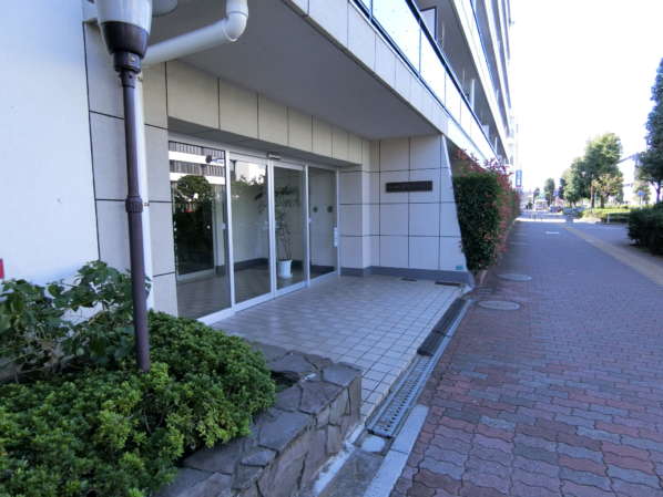 東建池袋要町マンション外観共用部8｜大型マンションらしく、東建池袋要町マンションはエントランス周りも植栽で整備されていて、管理体制は良好です。