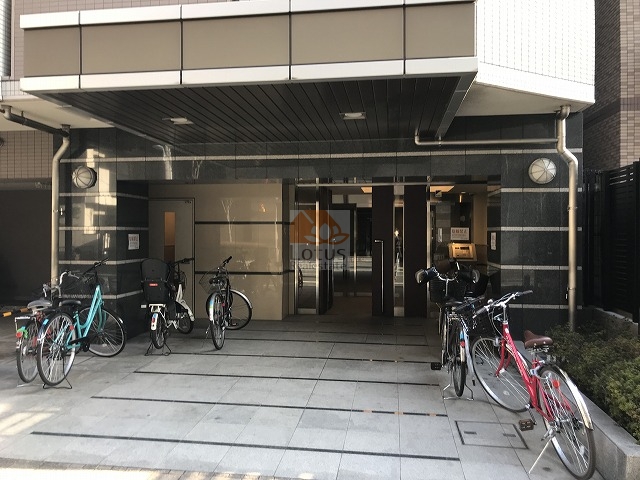 日神デュオステージ三ノ輪エントランス１｜日神デュオステージ三ノ輪のエントランス。タイル敷きのアプローチとガラス扉があり、手入れの行き届いた印象です。