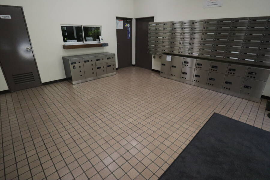 ライオンズマンション錦糸町第２共用部2｜宅配ロッカーも対応済みです。