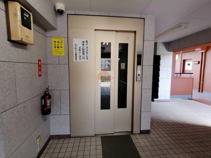 北千住コーポ共用部 (5)｜エレベーターは一台あります。