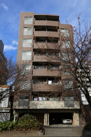 ランドステージ練馬は平成１３年築５月、総戸数２３戸の８階建てマンションです。大江戸線と西武新宿線がクロスする練馬駅から徒歩９分となります。