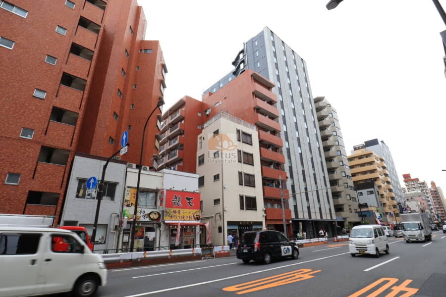 ライオンズマンション浅草公園外観｜ライオンズマンション浅草公園は地上９階建てのマンションです。言問通りに面しています。