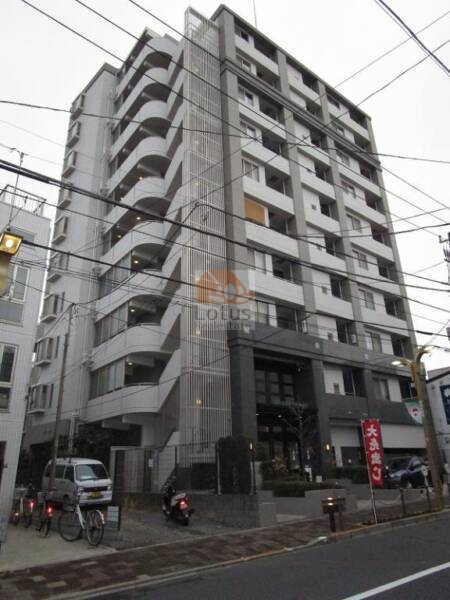 デュオスカーラ常盤台は、落ち着いたタイル張りが印象的で、10階建てのスリムな構造が街並みにすっと溶け込んでいます。 駅徒歩4分の利便性を感じながらも、静けさのある通り沿いに佇んでいて、ここから始まる毎日に心地よい期待が生まれてきます。