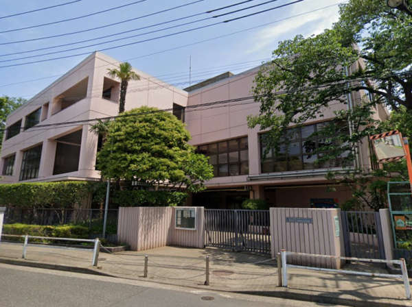 パイロットハウス北新宿-北新宿図書館｜区立北新宿図書館まで徒歩５分です。３階建ての３階に図書館があります。