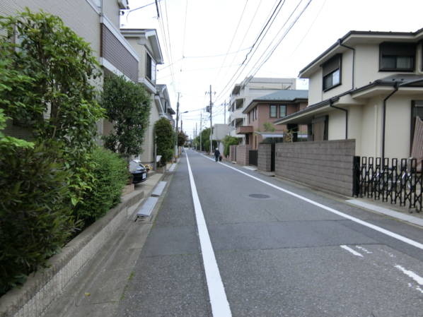 物件付近のアプローチは住宅地ですので静かです。