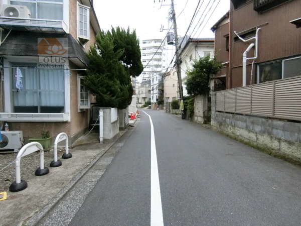 ヴィラフローラ中野坂上外観共用部6｜駅からは近いものの大通りから一本入った立地であり、環境等はたいへん静かです。
