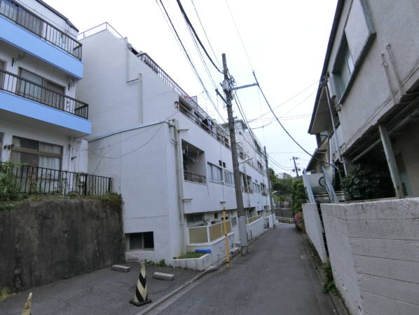 隠れ家的な細い路地のひっそりとたたずむマンション信濃苑です。