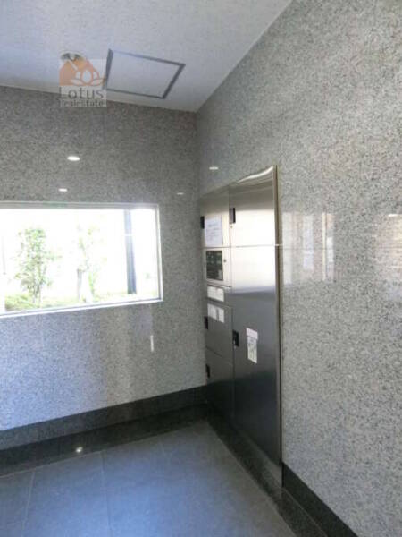ローヤルシティ梅島第２外観共用部3｜宅配ロッカーも設置済みです。