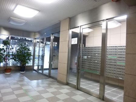 竹の塚マンション10092｜写真の左手は管理人さんの詰め所です。
