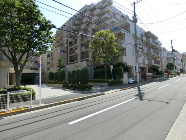 しかし、駒込駅を少しあるくと、閑静な住宅地が広がります。