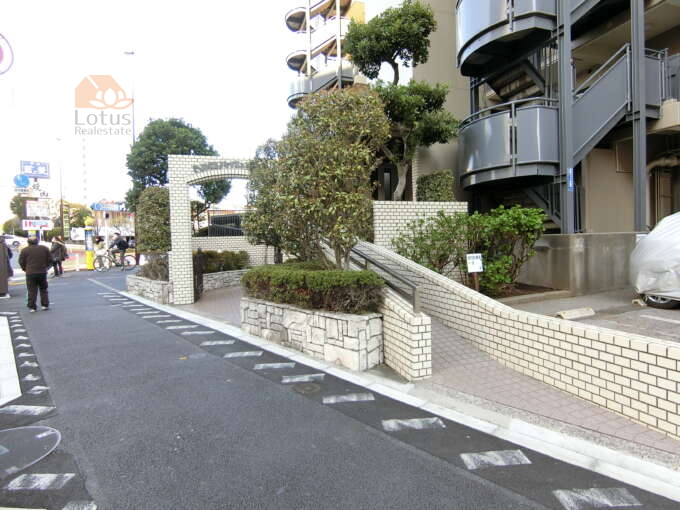 ニックハイム東陽町第７外観共用部6｜エントランスにはスロープがついています。