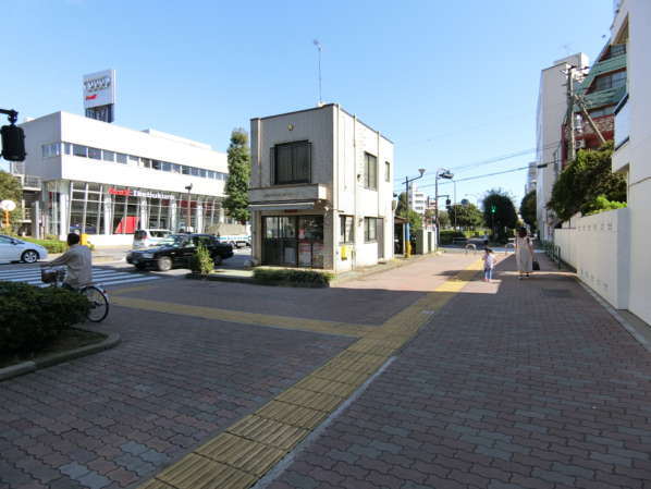 東建池袋要町マンションアプローチ5｜東建池袋要町マンションの前にはシンプルな交番があります。これが目印です。駅には１分で着きますので、書くことが少なくて、かえって申し訳ありません。
