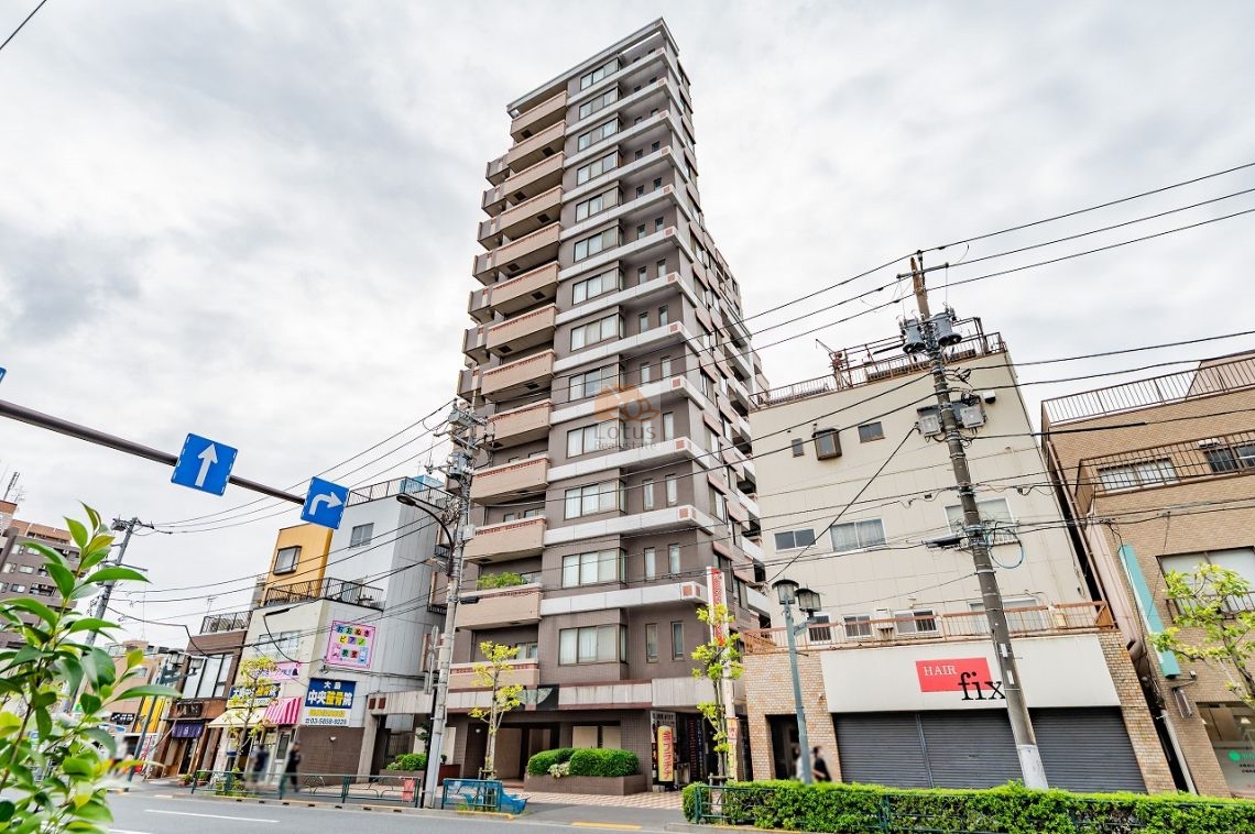 大島駅から徒歩1分という立地らしく、商店街や生活施設にすっと馴染む外観です。14階建てのスリムなフォルムで、下町エリアでも視認性が高い建物になっています。サンクタス大島は、平成11年築14階建てのマンションです。