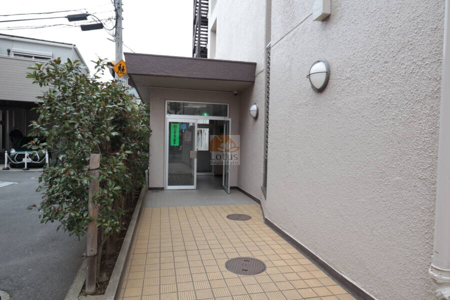 南阿佐谷ハイツエントランス1｜エントランスは、道路から少し奥まった場所にあります。