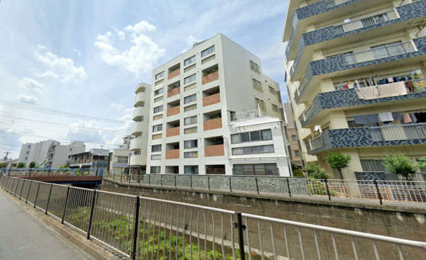 アビターレ西荻外観５｜アビターレ西荻は昭和４９年築、６階建てのマンションです。西荻窪駅北口から北銀座通りを北上すると善福寺川がみえます。関根橋を渡ってすぐ右側のマンションです。