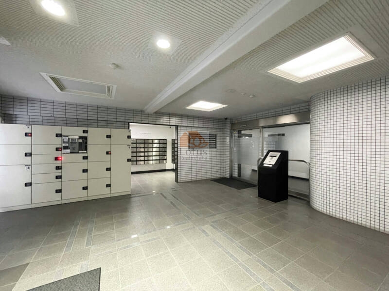 恵比寿スカイハイツ共用部２｜宅配ボックスや集合ポストが設置され、オートロックが導入されています。