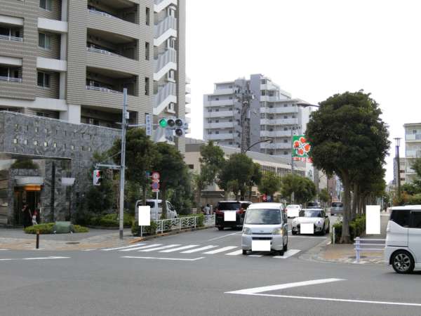 東大島ハイライズアプローチ9｜途中、ライフがあります。物件から近隣です。