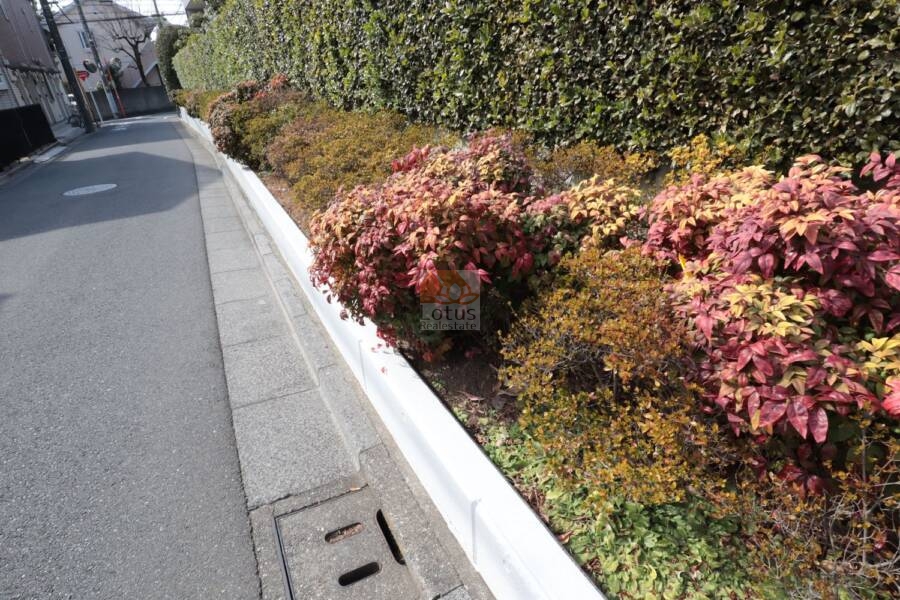 ヴィルヌーブ鷺宮共用部5｜敷地を縁取る植栽帯には、季節の色をまとった草木が整然と植えられています。日々の通勤や通学のたびに、ふと心が和らぐような小さな癒しが感じられます。