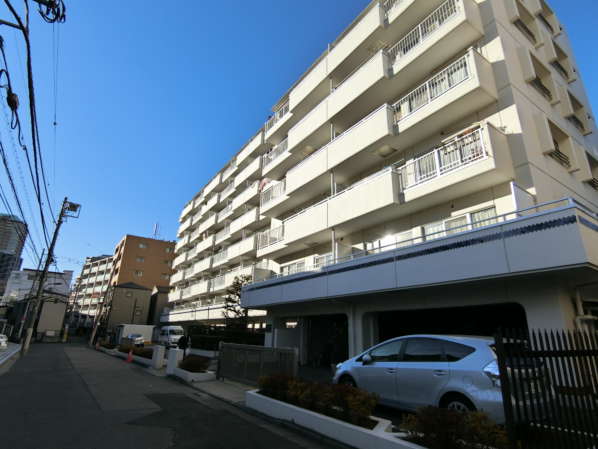 フジタ早稲田マンションは神田川の沿いにあるマンションです。新目白通りからは離れ、喧騒感のないロケーションに立地しています。