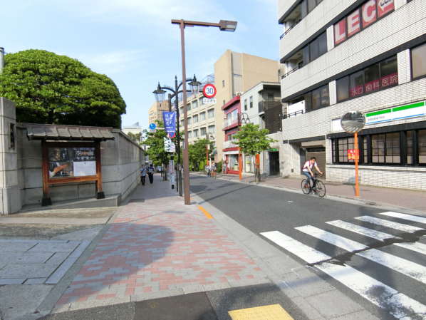 グランシティ早稲田アプローチ2｜旧三朝庵のあった角を早稲田大学に向かって進みます。