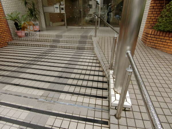 中葛西スカイハイツ外観共用部4｜エントランスアプローチは階段とスロープの双方があります。大型マンションのためお年を召した方も多いと思いますが、優れた配慮です。