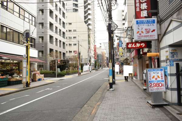 朝日プラザ中野弥生町アプローチ2｜賑わいのある商店街です。駅を出て右（南）に向かいます。「駅出て右曲がってほいっ」という感じで、すぐそこです。