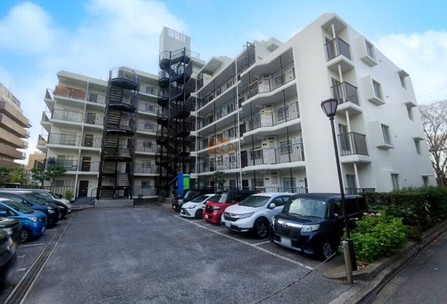 コスモ町屋外観５｜敷地内に駐車場があります。。