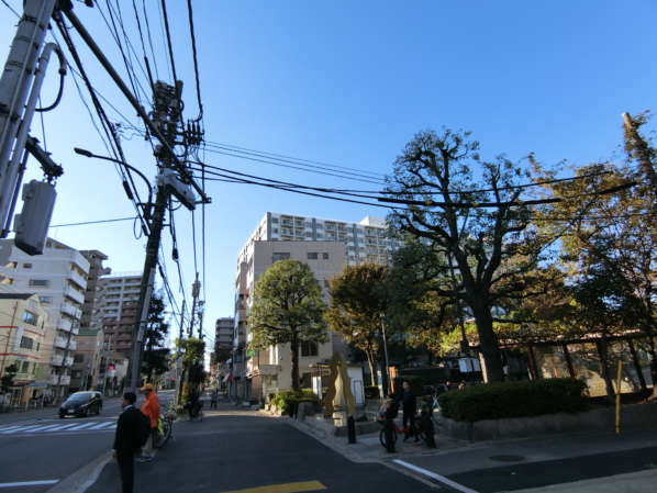 北砂四丁目住宅アプローチ2｜大型マンションなので、すぐわかると思います。