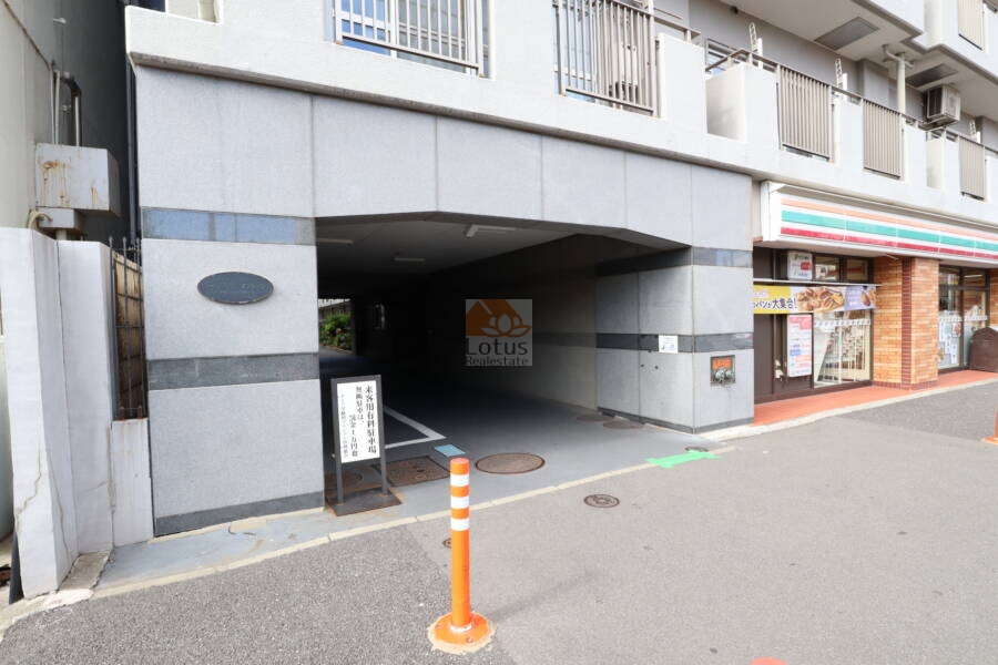 トーア早稲田マンションエントランス1｜公道部分に面した入り口は車路と共用になっています。