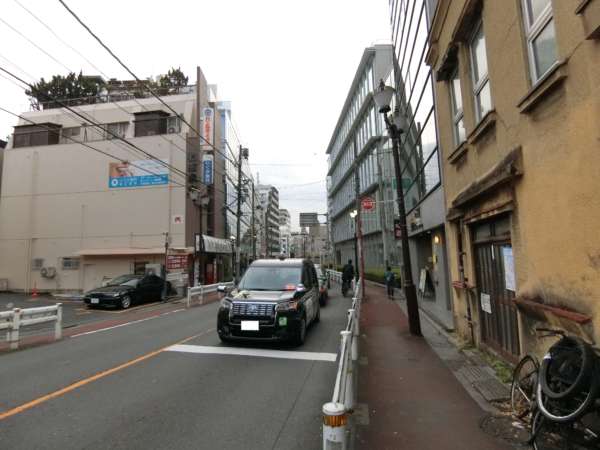 マンション中野ソレイユアプローチ4｜大久保通りを高円寺に向かいます。歩道は少し狭くなりますからご注意。