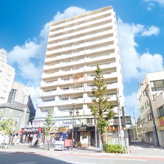 高円寺サマリヤマンション外観１ (1)｜敷地の西側は商店街、1階は店舗であり、なんとも便利なロケーションです。築古ではありますが、管理人さんは日中勤務されていますので、管理体制は良好といえるでしょう。