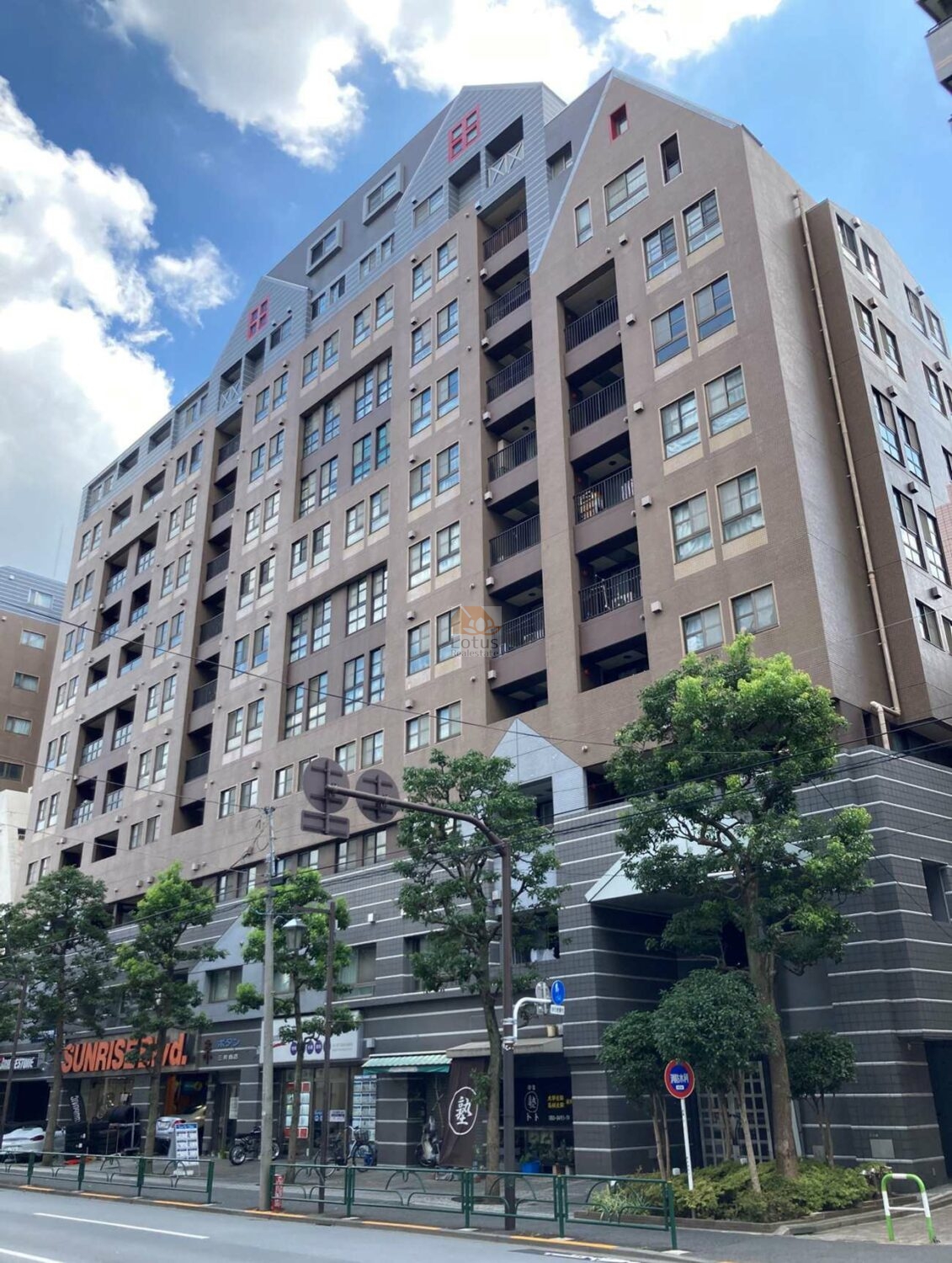 グランドメゾン千駄木一番館は、1994年（平成 6年）10月に建てられた12階建てのマンションです。落ち着いたベージュ系のタイル貼りとアールの壁面が、通りにやさしい印象を与えています。駅から歩いてきてふと見上げたとき、住まいとしての安心感が自然と伝わってきます。