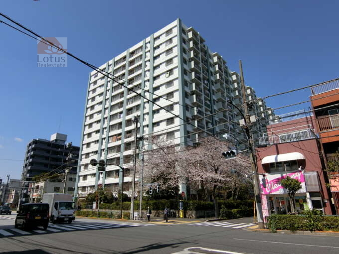 北砂四丁目住宅外観共用部21｜北砂四丁目住宅は１４階建ての大型マンションです。「南砂町」駅からは徒歩１４分程です。清洲通りに接していて、砂町銀座商店街まで徒歩４分ほどです>
