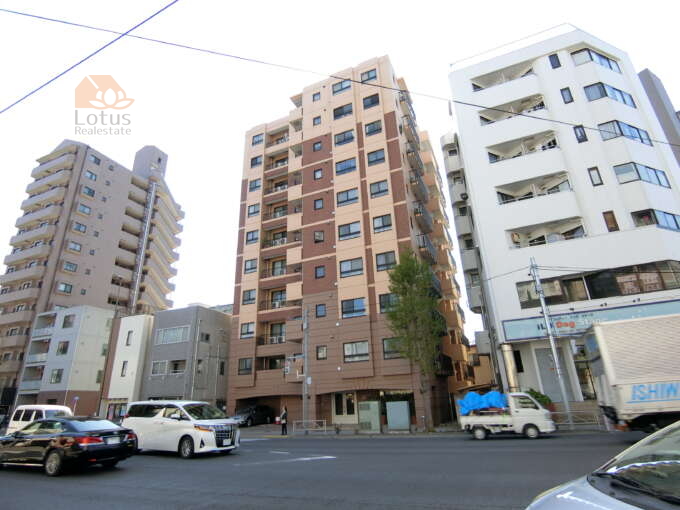 ジェイパーク梅島外観共用部5｜外観。エオトランスは見通しの良い環七側に面しています。