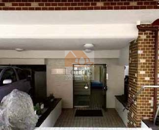 第１５宮庭マンション１｜マンションのエントランスは、前面道路から少し下がった位置に配置されています。