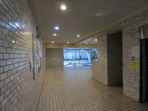 東海文京マンション外観・共用部5｜エントランスホールをさらに進むとエレベータがあります。