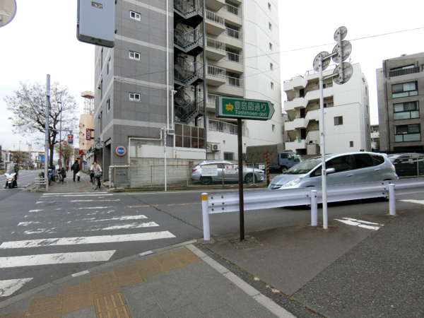 アーベイン赤塚アプローチ4｜「豊島園通り」の入り口も通り過ぎます。