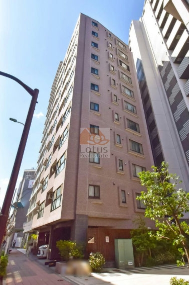 ローズアベニュー西巣鴨は明治通り沿いにあるマンションで、都営三田線「西巣鴨」駅徒歩５分です。道路に面してスリムに建ち上がる外観が、都市型マンションらしい雰囲気を演出しています。ベージュ系タイルとマットなダークグレーの石張りが、落ち着いた中にも品の良さを感じさせます。晴れた日には外壁が陽光に映えて、すっきりとした印象を受けます。