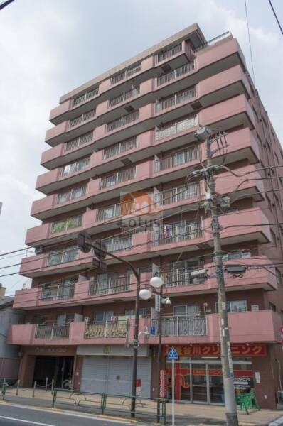 朝日千駄木マンション外観２｜不忍通りと狸坂の角地に建つため光と風がまわりやすく、建物全体に開放感があります。周囲の街並みに馴染みながらも、整った植栽とアプローチが、訪れる人をやさしく迎え入れてくれます。