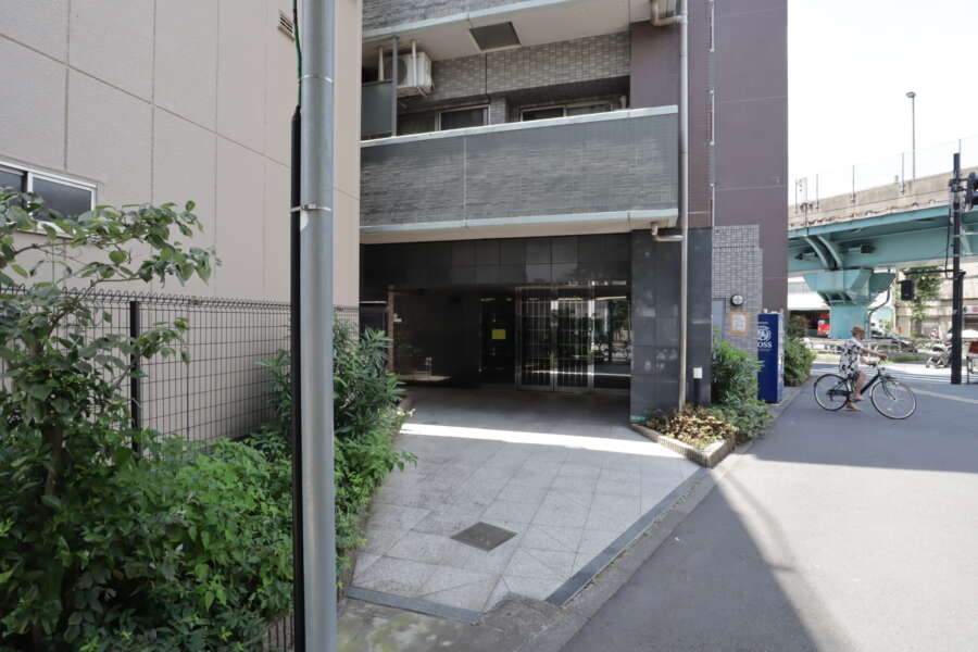 レガリアレジデンス南千住ウインドシティエントランス2｜エントランスはオートロック付きです。
