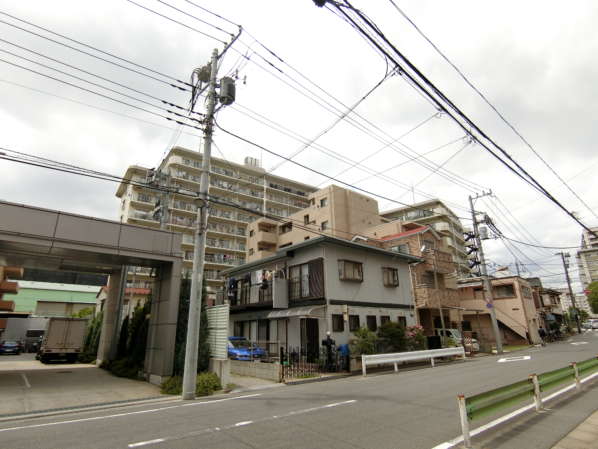 マンハイム西大島外観共用部3｜建物南西側から撮影した様子です。