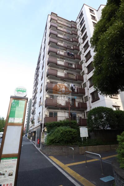 ワコー王子マンション外観3｜公園の手前には手前にバス停「堀舟（堀船小学校入口）」があります。