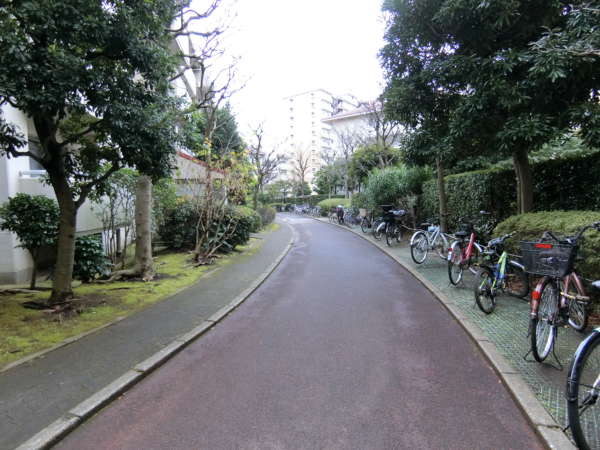 清新南ハイツ14～19号棟アプローチ｜団地内部の街路です。