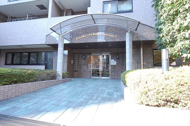 ライオンズマンション上池袋第二2｜エントランスは、美しいアーチ型のひさしが設置されています。。